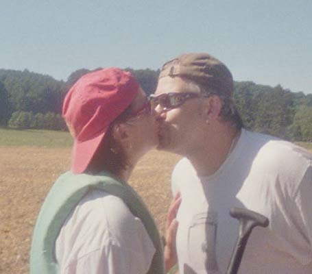 Tini und Damian, knutschend